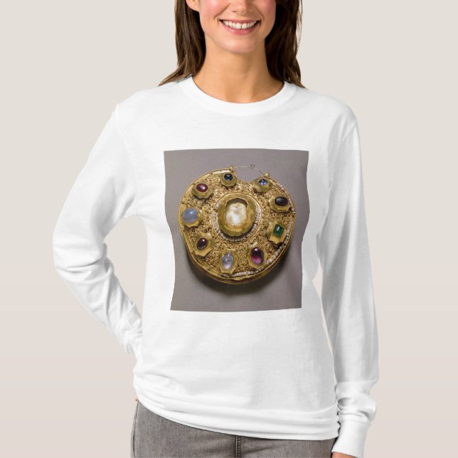 Kolt medallion, gold set with pearls and T-Shirt (Front)