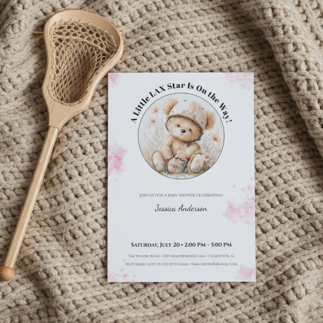 Lacrosse Baby Shower Invitation for Girl (Baby shower uitnodiging met lacrosse beer en houten stick op beige gebreide deken.)