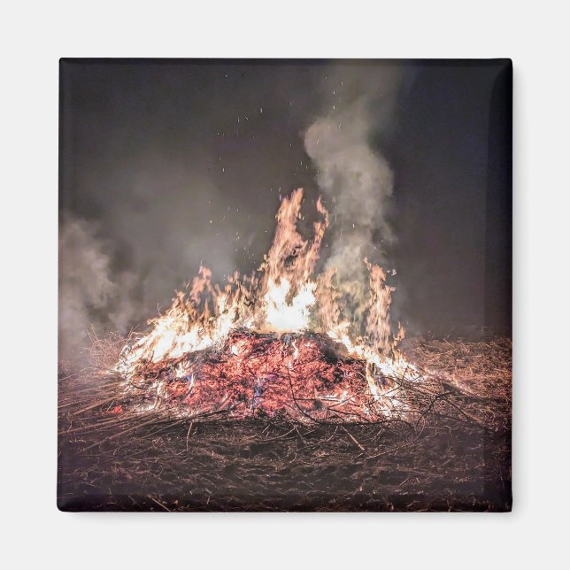 Large bonfire burning at night with high flames magnet (Front)