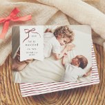 Lazo Navideño | Feliz Navidad Tarjeta con Foto Holiday Card<br><div class="desc">Celebre esta temporada con nuestra tarjeta de navidad personalizada. Este diseño minimalista y moderno muestra su foto favorita como fondo, con un delicado recuadro blanco en forma de etiqueta en la esquina superior izquierda. Un lazo rojo dibujado a mano envuelve elegantemente el año en su interior, “Feliz Navidad”, se encuentra...</div>