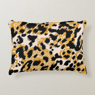 Leopard texture: gold baroque pattern. decorative cushion