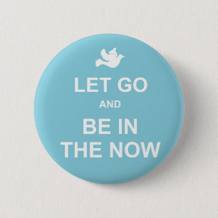 Let go and be in the now - Spiritual quote - Blue 6 Cm Round Badge