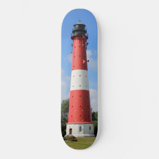 Leuchtturm auf Insel Pellworm im Sommer Skateboard