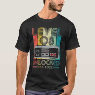 Level 8 Unlocked Est. 2022 Vintage 8Th Birthday Si T-Shirt