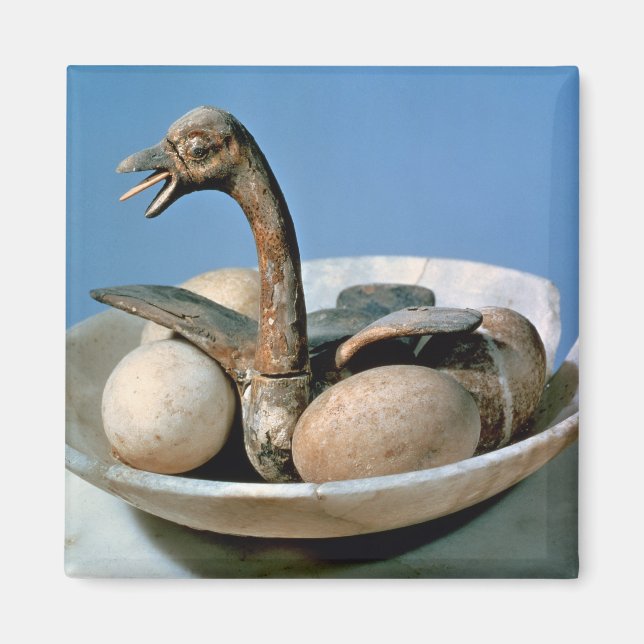 Lid of an alabaster jar decorated with a bird magnet (Front)