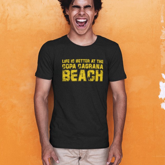 Life is better at the beach of Copa Cagrana T-Shirt (Dieses schwarze T-Shirt mit dem gelben Slogan vermittelt  das Gefühl von Sonne, Sand und Freizeit.)
