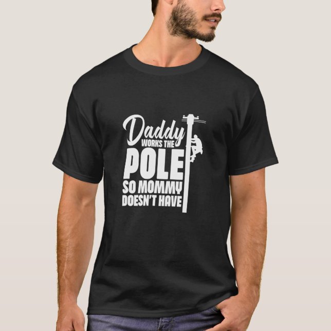 Lineman Dad Daddy Works The Pole So Mummy Doesn't  T-Shirt (Front)