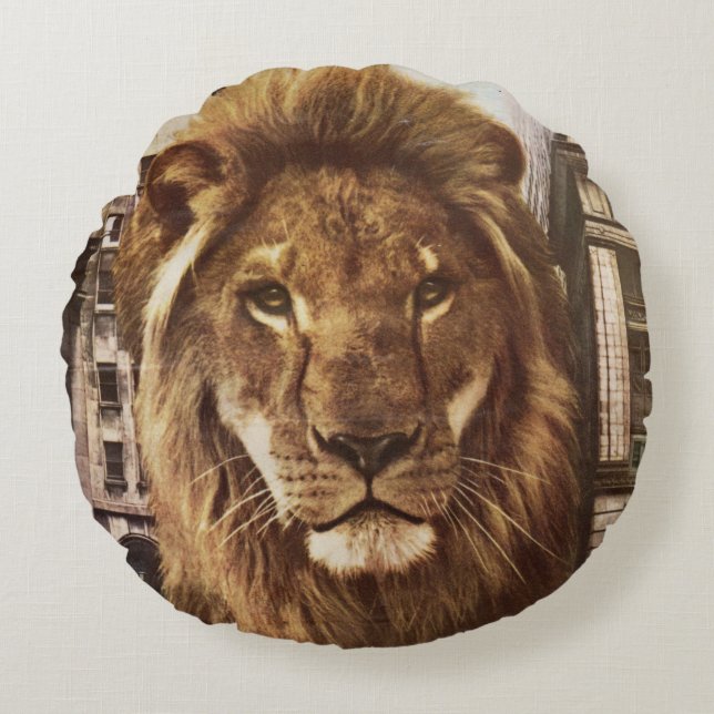 lion in town round cushion (Front)
