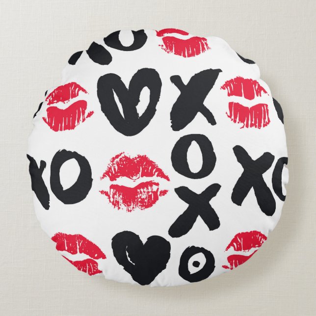 Lipstick Kisses Hearts Seamless Background Round Cushion (Front)