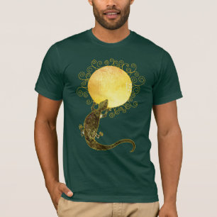 Lizard Holding the Sun: Cool Men's Basic Apparel T-Shirt