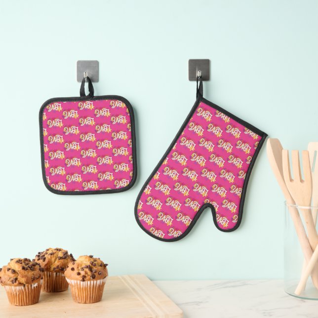LOVE Oven Mitt & Pot Holder Set (Insitu(Hanging))