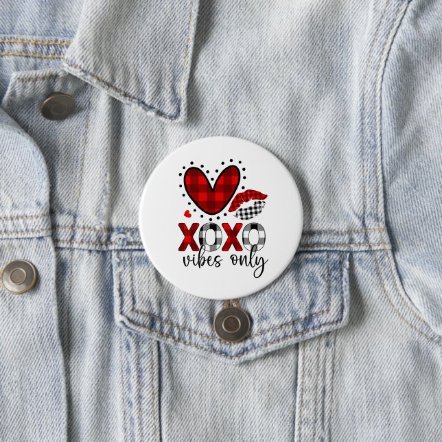Love Vibes Only Button (In Situ)