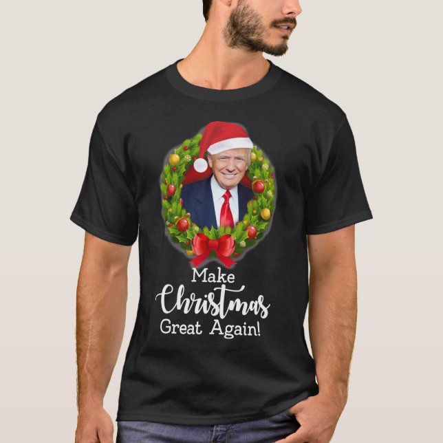 Make Christmas Great Again with Trump on red backg T-Shirt (Front)