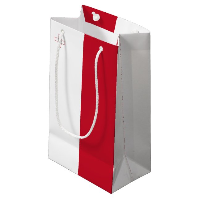 Malta flag small gift bag (Front Angled)
