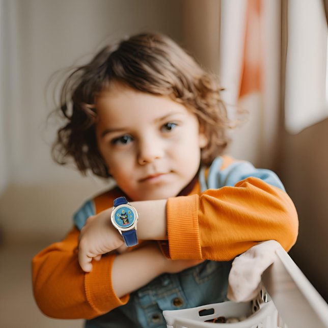 Maneki Neko Lucky Poilue Watch (A boy shows a Maneki Neko Lucky Poilue Watch. )