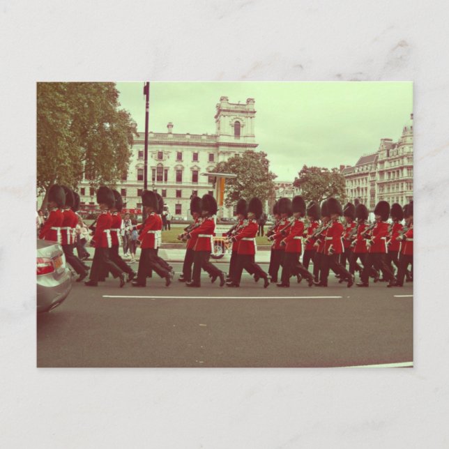 Marching guards at buckingham palace postcard (Front)