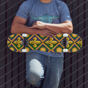 Mardi grass pattern with golden fleur-de-lis skateboard