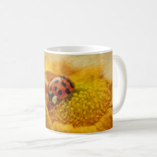Marienkäfer auf gelber Blüte Coffee Mug