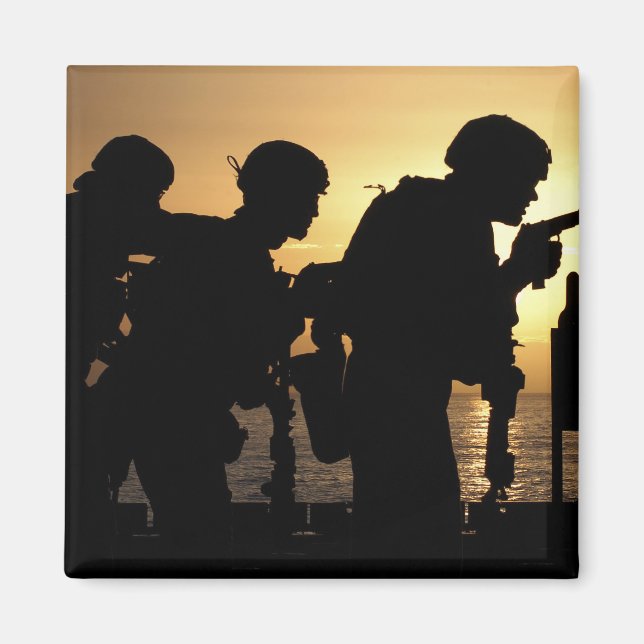 Marines fire 9mm handguns magnet (Front)