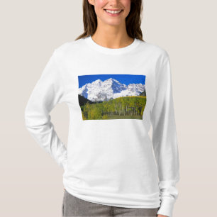 Maroon Bells with autumn aspen forest. T-Shirt