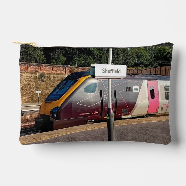 Maroon train accessory pouch (Front)