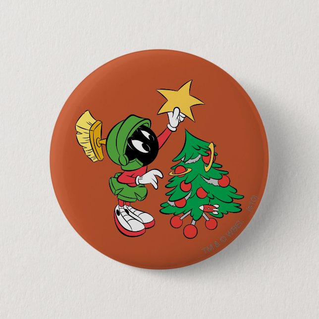 MARVIN THE MARTIAN™ putting star on tree 6 Cm Round Badge (Front)