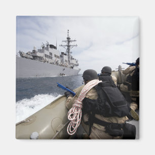 Members of the visit, board, search magnet