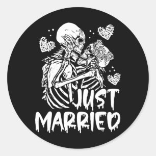 Mens Married Halloween Skeleton Bride And Groom Classic Round Sticker