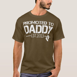 Mens Promoted o Daddy Est 2023  First ime Dad Gift T-Shirt