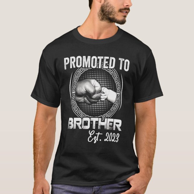Mens Promoted To Brother Est 2023  Pregnancy Annou T-Shirt (Front)