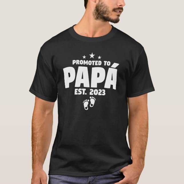 Mens Promoted To Papa 2023 Spanish New Dad First T T-Shirt (Front)