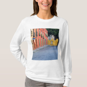Mexico, San Miguel de Allende, Homes along T-Shirt