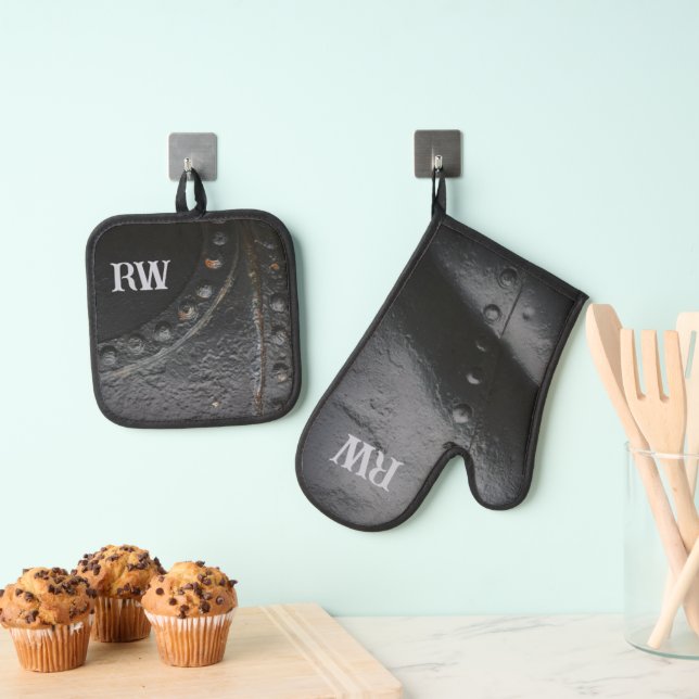 Minimalist black metal  oven mitt & pot holder set (Insitu(Hanging))