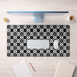 Minimalist retro check pattern – Monochrome design Desk Mat