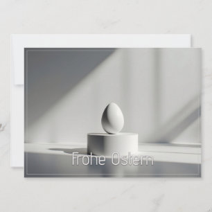 Minimalistisches Osterei auf modernem Podest