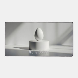 Minimalistisches Osterei auf modernem Podest Desk Mat