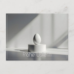 Minimalistisches Osterei auf modernem Podest Postcard