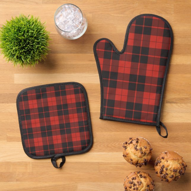 Modern Red and Black Plaid Oven Mitt & Pot Holder Set (Top Down)