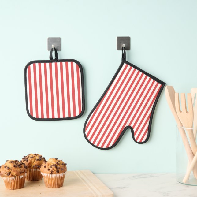 Modern Red and White Striped Oven Mitt & Pot Holder Set (Insitu(Hanging))