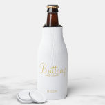 Modern White and Gold Personalised Bridesmaids Bottle Cooler<br><div class="desc">Modern Black and White Personalised Bridesmaids Gifts featuring personalised bridesmaid's name in gold modern script font style with title and wedding date in gold modern sans serif font style. Also perfect for Maid of Honour, Flower Girl, Mother of the Bride and more. Please Note: The foil details are simulated in...</div>