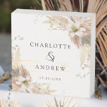 modern wooden box sign<br><div class="desc">Modern,  elegant gift boxes for your presents. Ideal for your wedding and easy to edit. Fill in your data,  you can specify the font,  position,  etc. by using "for personalization".</div>