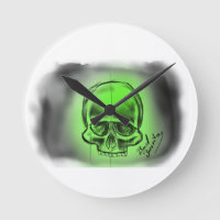 Moderne Wanduhr mit Totenkopf Motiv