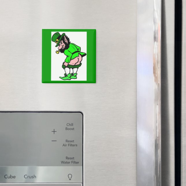 Mooning Leprechaun Magnet (In Situ (Fridge))