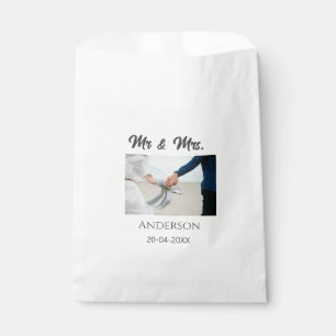 Mr & Mrs add family name date year wedding favour Bags