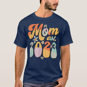 Mum Est 2023 Retro Groovy Design Promoted To Mum T-Shirt