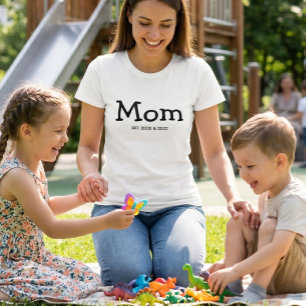 Mum Est Saying Black Whimsical Font T-Shirt