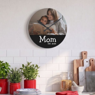 Mum Est Saying White Whimsical Font Round Clock