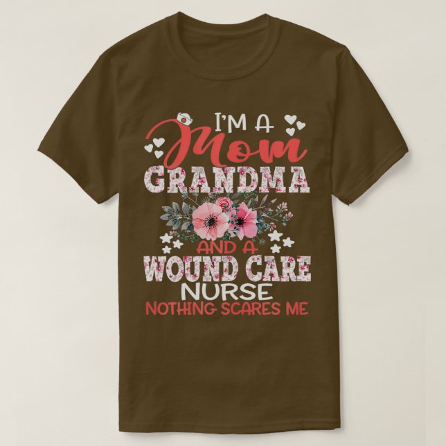 Mum Grandma Wound care Nurse Nothing Scares Me Mot T-Shirt (Design Front)