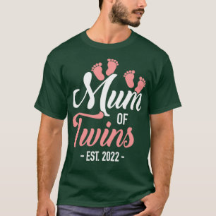 Mum of twins 2022 for pregnancy announcement T-Shirt
