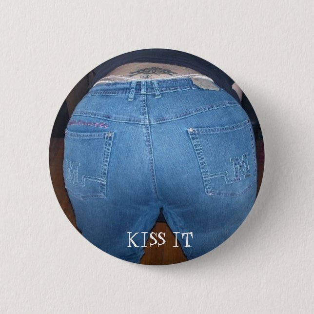 MYBUTT, KISS IT 6 CM ROUND BADGE (Front)